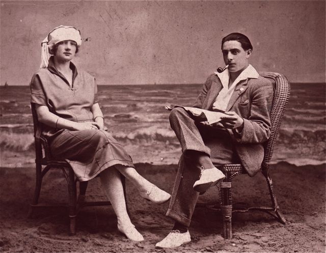 Het echtpaar Verdoest-Depeizenaer wou de buren in de waan laten dat ze drie weken naar Knokke waren geweest. Dat zei haar man correct bij de bakker. En zij zei 'Oostende' bij de beenhouwer.